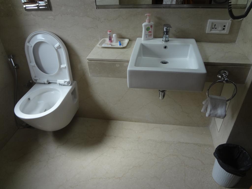 מומביי Astoria Hotel מראה חיצוני תמונה